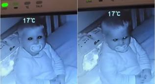 Mãe se surpreende ao ver bebê “filosofando” no berço minutos depois de colocá-la para dormir