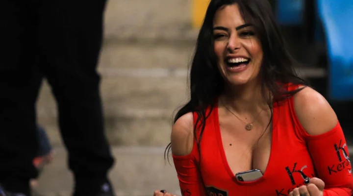 “Lembra dela? Larissa Riquelme fala sobre assalto, cicatrizes e orgulho de ser Musa da Copa: ‘Não me define'”