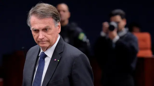 Defesa de Bolsonaro recorre ao STF contra prisão domiciliar e questiona decisão de Alexandre de Moraes