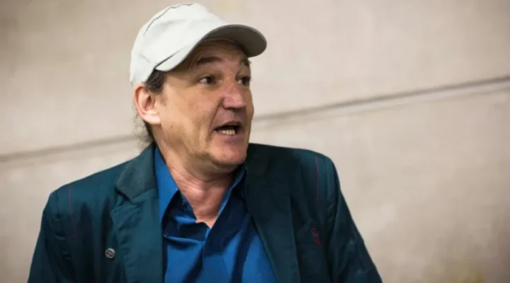 Humorista Marquito, do SBT, sofre acidente de moto e é internado em coma induzido